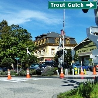 CLICK to go RIGHT on Trout Gulch from Soquel Drive