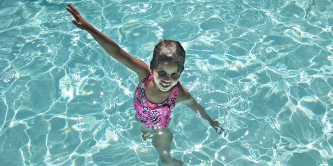 CLICK to continue: Sofia posing in the pool